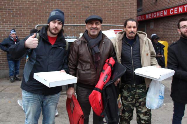 Kanada'da Evsizlere Pizza Dağıtan Türk Gönüllere Taht Kurdu!