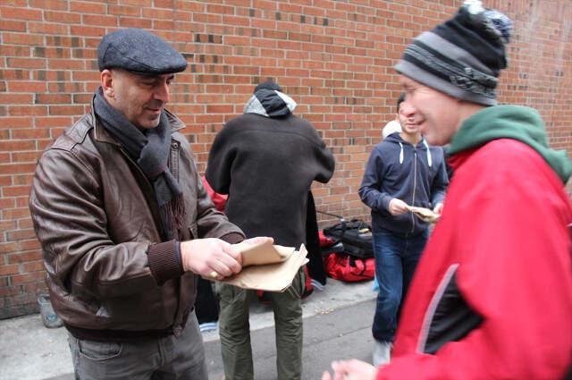 Kanada'da Evsizlere Pizza Dağıtan Türk Gönüllere Taht Kurdu!