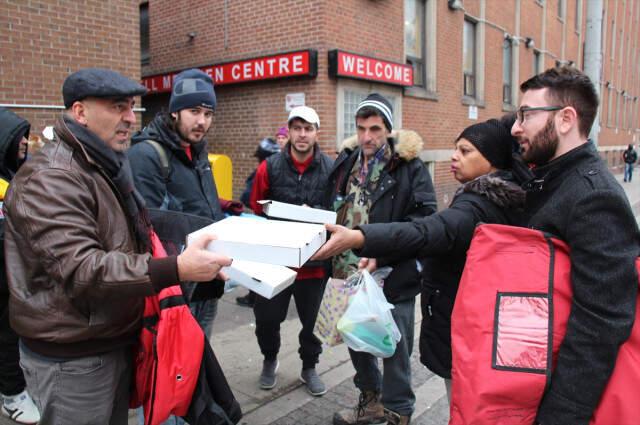 Kanada'da Evsizlere Pizza Dağıtan Türk Gönüllere Taht Kurdu!