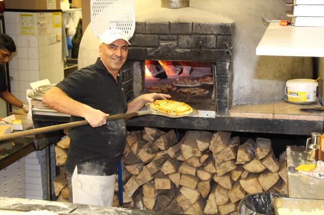 Kanada'da Evsizlere Pizza Dağıtan Türk Gönüllere Taht Kurdu!