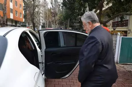 Haklarında Soruşturma Başlatılan Metin Akpınar ve Müjdat Gezen, Polis Eşliğinde Adliyeye Götürüldü