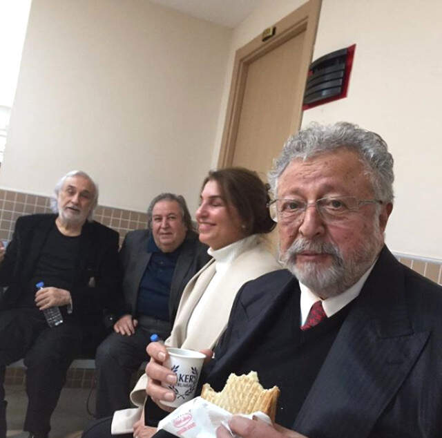 Müjdat Gezen ile Metin Akpınar'ın Mahkeme Öncesi Fotoğrafı Çok Konuşuldu