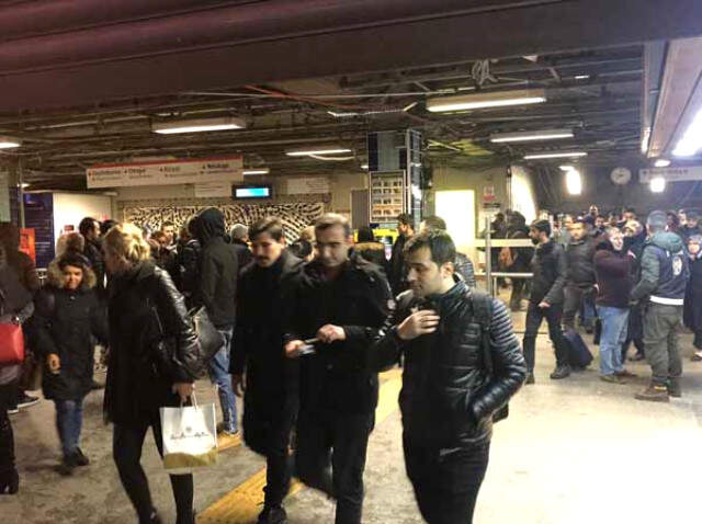 Ataköy-Bahçelievler Metro İstasyonu Arasındaki İntihar Nedeniyle Seferler Durduruldu Ataköy-Bahçelievler Metro Durakları Arasındaki İntihar Nedeniyle Seferler Durduruldu