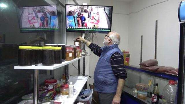 Kafe Sahibi, Kamera Görüntüsünü İnceleyince 10 Yaşındaki Çocuğun Hırsızlık Yaptığını Gördü Kafe Sahibi, Kamera Görüntüsünü İnceleyince 10 Yaşındaki Çocuğun Hırsızlık Yaptığını Gördü