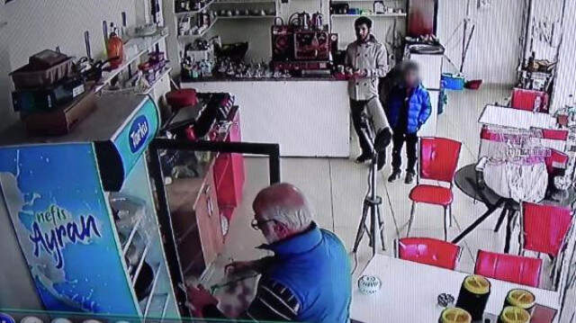 Kafe Sahibi, Kamera Görüntüsünü İnceleyince 10 Yaşındaki Çocuğun Hırsızlık Yaptığını Gördü Kafe Sahibi, Kamera Görüntüsünü İnceleyince 10 Yaşındaki Çocuğun Hırsızlık Yaptığını Gördü