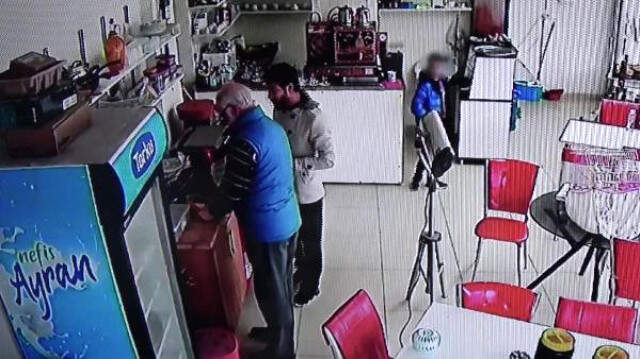 Kafe Sahibi, Kamera Görüntüsünü İnceleyince 10 Yaşındaki Çocuğun Hırsızlık Yaptığını Gördü Kafe Sahibi, Kamera Görüntüsünü İnceleyince 10 Yaşındaki Çocuğun Hırsızlık Yaptığını Gördü