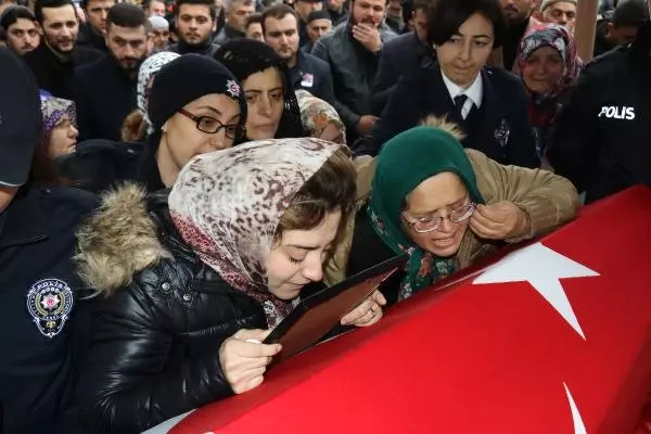 Şehit Polisin Nişanlısı, Cenaze Töreninde Yüzüğünü Gösterip Herkesi Gözyaşlarına Boğdu