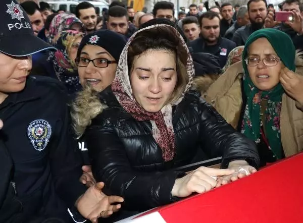 Şehit Polisin Nişanlısı, Cenaze Töreninde Yüzüğünü Gösterip Herkesi Gözyaşlarına Boğdu