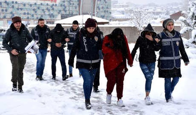 Eve Çağırdıkları Yaşlı Erkeklere <a class='keyword-sd' href='/tuzak/' title='Tuzak'>Tuzak</a> Kuran 2 Kadın ve Akrabaları Gözaltına Alındı