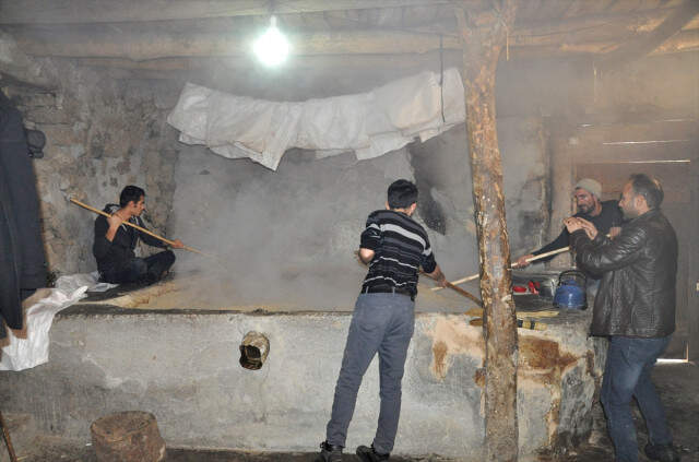 Hakkari'de 155 Yıllık Taş Değirmende Üretilen Tahinin Kilosu 70 Liradan Satılıyor Hakkari'de 155 Yıllık Taş Değirmende Üretilen Tahinin Kilosu 70 Liradan Satılıyor