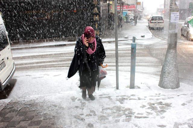 İstanbullular Güne Karla Uyandı, Meteoroloji Uyardı: Sıcaklıklar 12 Derece Birden Düşecek