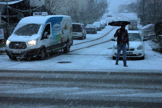 İstanbullular Güne Karla Uyandı, Meteoroloji Uyardı: Sıcaklıklar 12 Derece Birden Düşecek