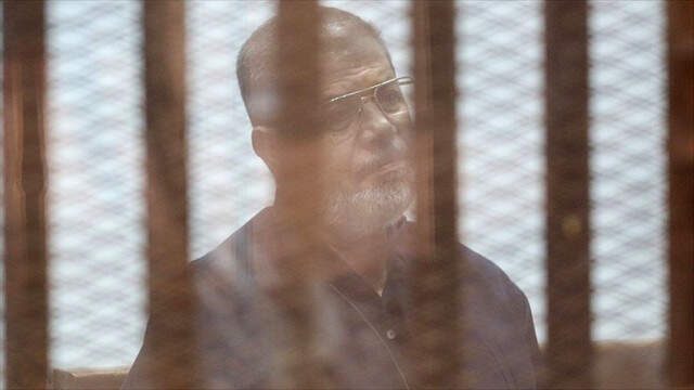 Mursi ve Mübarek İlk Kez Mahkemede Yüzleşti Mursi ve Mübarek İlk Kez Mahkemede Yüzleşti
