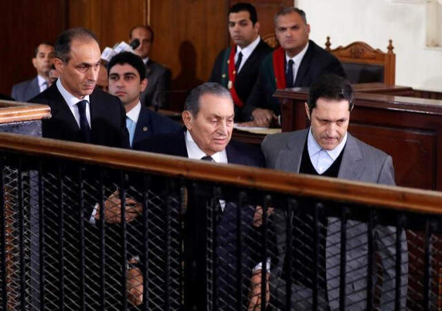 Mursi ve Mübarek İlk Kez Mahkemede Yüzleşti Mursi ve Mübarek İlk Kez Mahkemede Yüzleşti