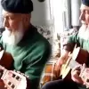 Yaşlı Adamın Gitar Çalarak Şarkı Söylediği Anlar Sosyal Medyaya Damga Vurdu