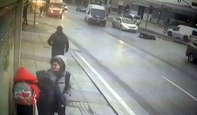 Abla ve Kardeşin Otomobilin Çarpmasıyla Metrelerce Havaya Savrulduğu Kaza Kamerada