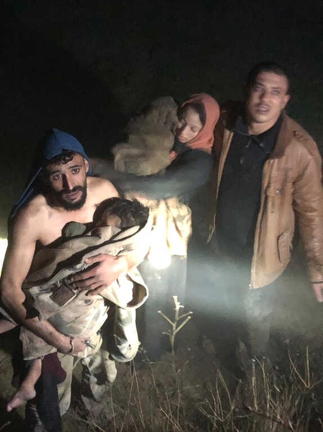 Türkiye'ye Kaçak Yollarla Geçmeye Çalışan Mültecileri Ölümden Jandarma Kurtardı