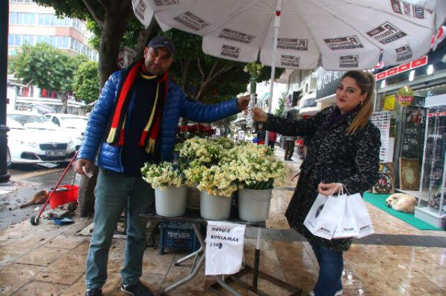 Adana'da Çiçekleri Koklatmak İçin Müşteriden 1 TL Talep Eden Çiçekçinin İşleri 2 Kat Arttı Tezgahına