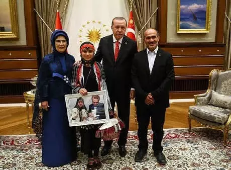 Cumhurbaşkanı Erdoğan'ın Misafir Ettiği 13 Yaşındaki Kız, Aç Kalan Kedileri Mangalda Et ve Sucukla Besledi