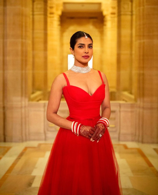 Hindistanlı Güzel Oyuncu, Bir Ayda 4 Kez Düğün Yaptı, Magazin Dünyası Altüst Oldu