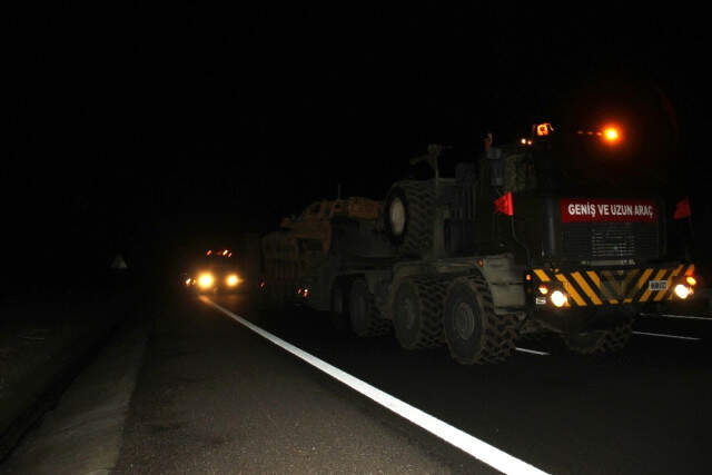 Gözler Münbiç'e Çevrilmişken Şanlıurfa Sınırına Dev Tank Sevkiyatı Gözler Münbiç'e Çevrilmişken Şanlıurfa Sınırına Dev Tank Sevkiyatı