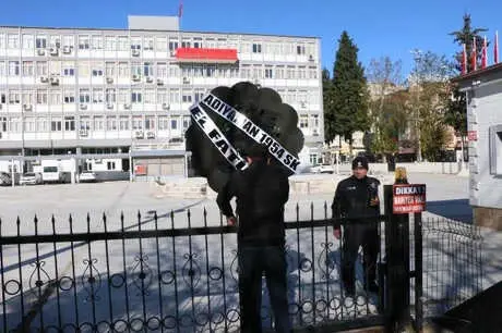 Parasını Alamayan Futbolcular Kulübü Terk Etti, Taraftar Valiliğe Siyah Çelenk Bıraktı