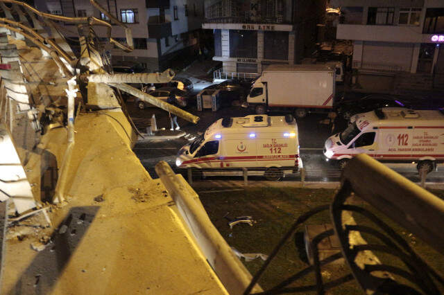 Polis Kontrolünden Kaçan Otomobil Viyadükten Uçtu: 3 Yaralı Polis Kontrolünden Kaçan Otomobil Viyadükten Uçtu: 3 Yaralı