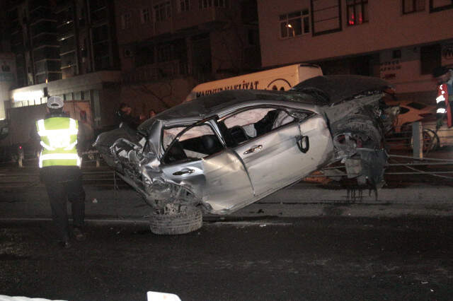 Polis Kontrolünden Kaçan Otomobil Viyadükten Uçtu: 3 Yaralı <a class='keyword-sd' href='/polis/' title='Polis'>Polis</a> Kontrolünden Kaçan <a class='keyword-sd' href='/otomobil/' title='Otomobil'>Otomobil</a> Viyadükten Uçtu: 3 Yaralı