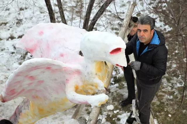 Vanlı Baba, Çocuklarıyla 2 Gün Uğraşıp 'Kardan Canavar' Yaptı