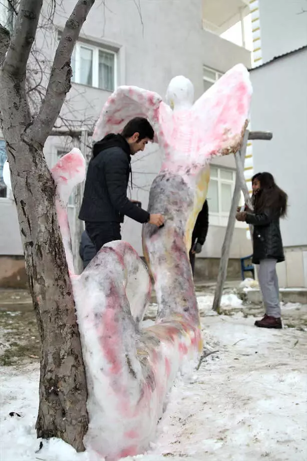 Vanlı Baba, Çocuklarıyla 2 Gün Uğraşıp 'Kardan Canavar' Yaptı