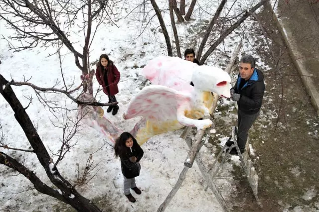 Vanlı Baba, Çocuklarıyla 2 Gün Uğraşıp 'Kardan Canavar' Yaptı