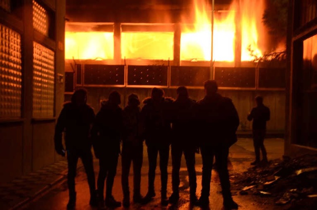 Öğrenciler, Yanan Okullarının Önünde Hatıra Fotoğrafı Çektirdi