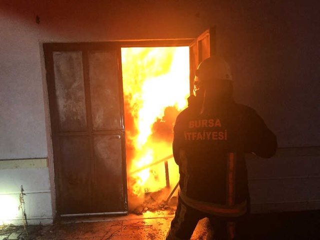 Öğrenciler, Yanan Okullarının Önünde Hatıra Fotoğrafı Çektirdi