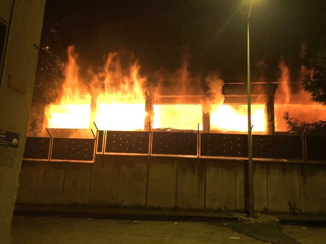 Öğrenciler, Yanan Okullarının Önünde Hatıra Fotoğrafı Çektirdi