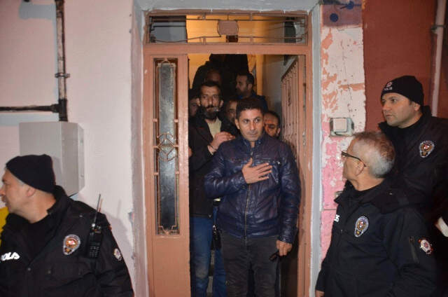 Pompalı Tüfekli Saldırgan Köpek Beslediği İçin Tartıştığı Komşularına ve Polise Ateş Açtı Pompalı Tüfekli Saldırgan Köpek Beslediği İçin Tartıştığı Komşularına ve Polise Ateş Açtı