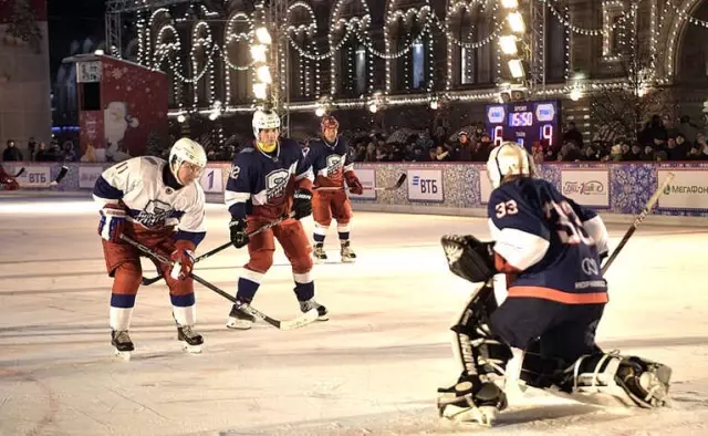 Putin ve Şoygu Kızıl Meydan'da Çıktıkları Hokey Maçında Profesyonellere Taş Çıkardı