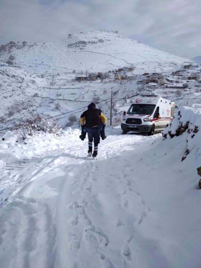 Sağlık Görevlisi, Yaşlı Hastayı 500 Metre Sırtında Taşıdı