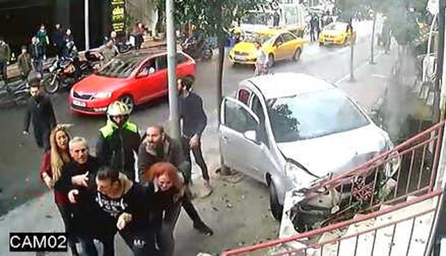 Aldatıldığından Şüphelenen Koca, Aracıyla Takip Ettiği Karısına Kaza Yaptırdı, Ortalık Bir Anda Karıştı