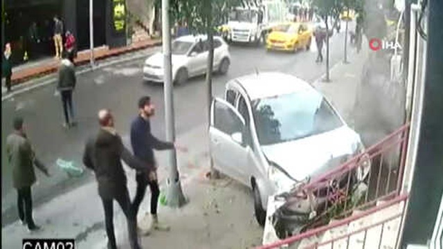 Aldatıldığından Şüphelenen Koca, Aracıyla Takip Ettiği Karısına Kaza Yaptırdı, Ortalık Bir Anda Karıştı