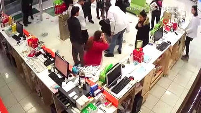 Vicdansızlığın Böylesi 'Pes' Dedirtti! Eczanedekiler Bebeği Kurtarmaya Çalışırken Hırsız İş Başındaydı