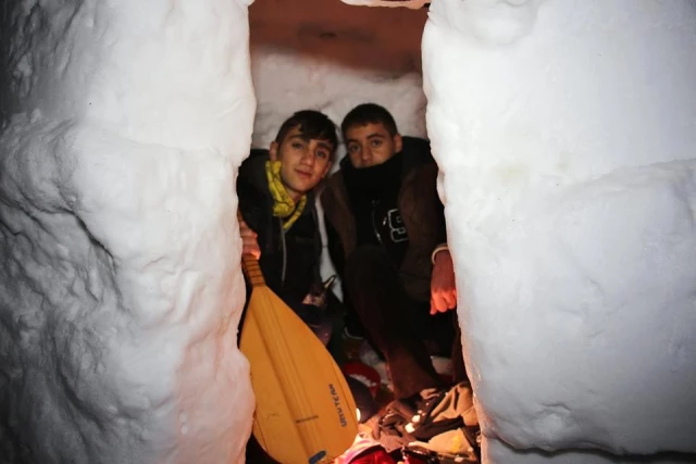 Erzurum'da, 14 Yaşındaki İki Kafadar Kar Evi Yaptı