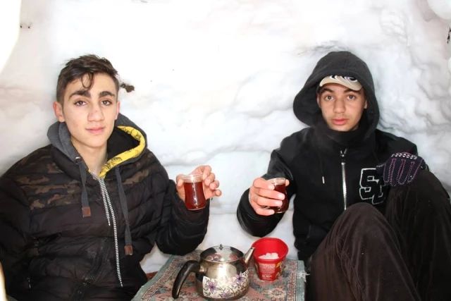 Erzurum'da, 14 Yaşındaki İki Kafadar Kar Evi Yaptı