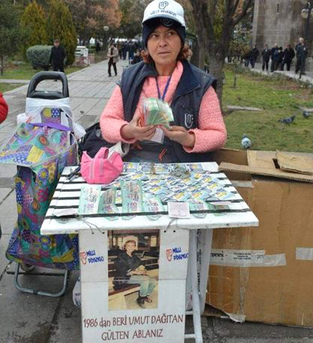 Kayseri Eski Şarkıcı, Milli Piyango Bileti Satıyor Sahnelerden Emekli Olan Gülten Yaşar, Geçimini Bilet Satarak Sağlıyor!
