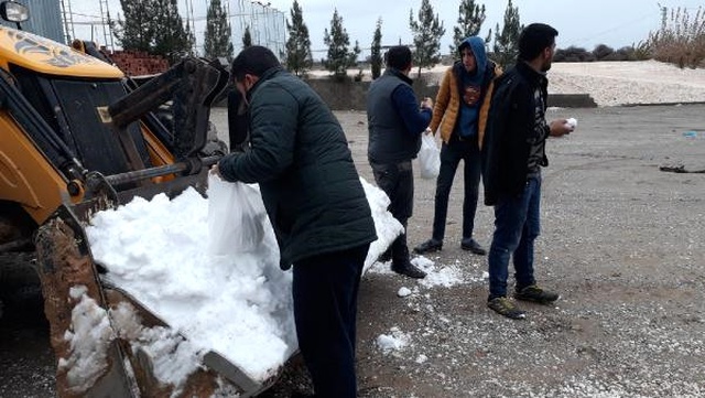 8 Yıldır Kar Yağmayan Köye, Kepçe ile Dağdan Kar Getirdiler