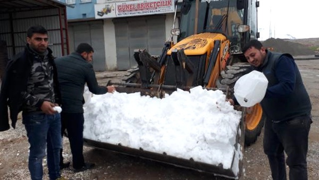 8 Yıldır Kar Yağmayan Köye, Kepçe ile Dağdan Kar Getirdiler