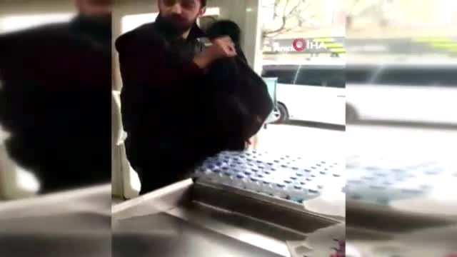 Poşete Para Vermemek İçin Montunu Poşet Yapan Vatandaş Sosyal Medyayı Salladı