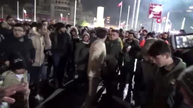 Taksim'de Yeni Yılın İlk Dakikalarında Tekmeli Yumruklu Kavga