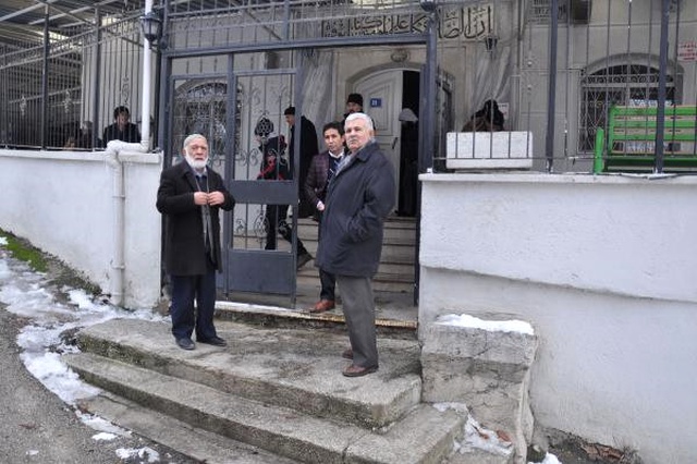 Cami Avlusuna Bırakılan 5 Günlük Bebeği, <a class='keyword-sd' href='/cemaat/' title='Cemaat'>Cemaat</a> Donmak Üzereyken Buldu