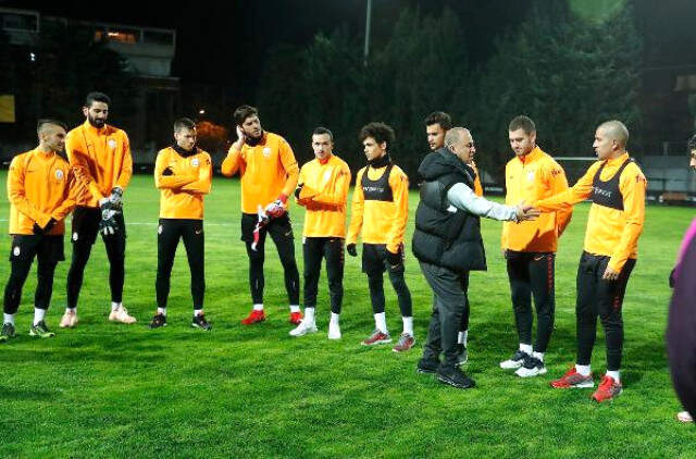 Galatasaray'da Eren Derdiyok ve Serdar Aziz Antrenmana Alınmadı Galatasaray'da <a class='keyword-sd' href='/eren-derdiyok/' title='Eren Derdiyok'>Eren Derdiyok</a> ve <a class='keyword-sd' href='/serdar-aziz/' title='Serdar Aziz'>Serdar Aziz</a> Antrenmana Alınmadı