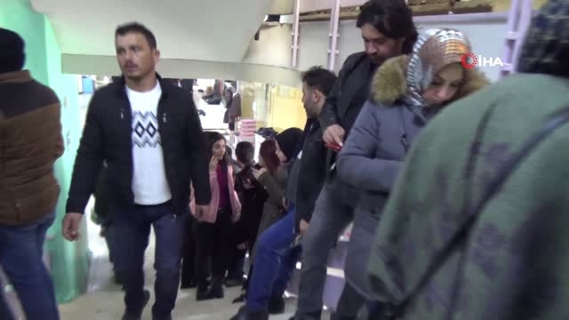 İş Kuyruğundakiler Merdivenlere Sığmadı